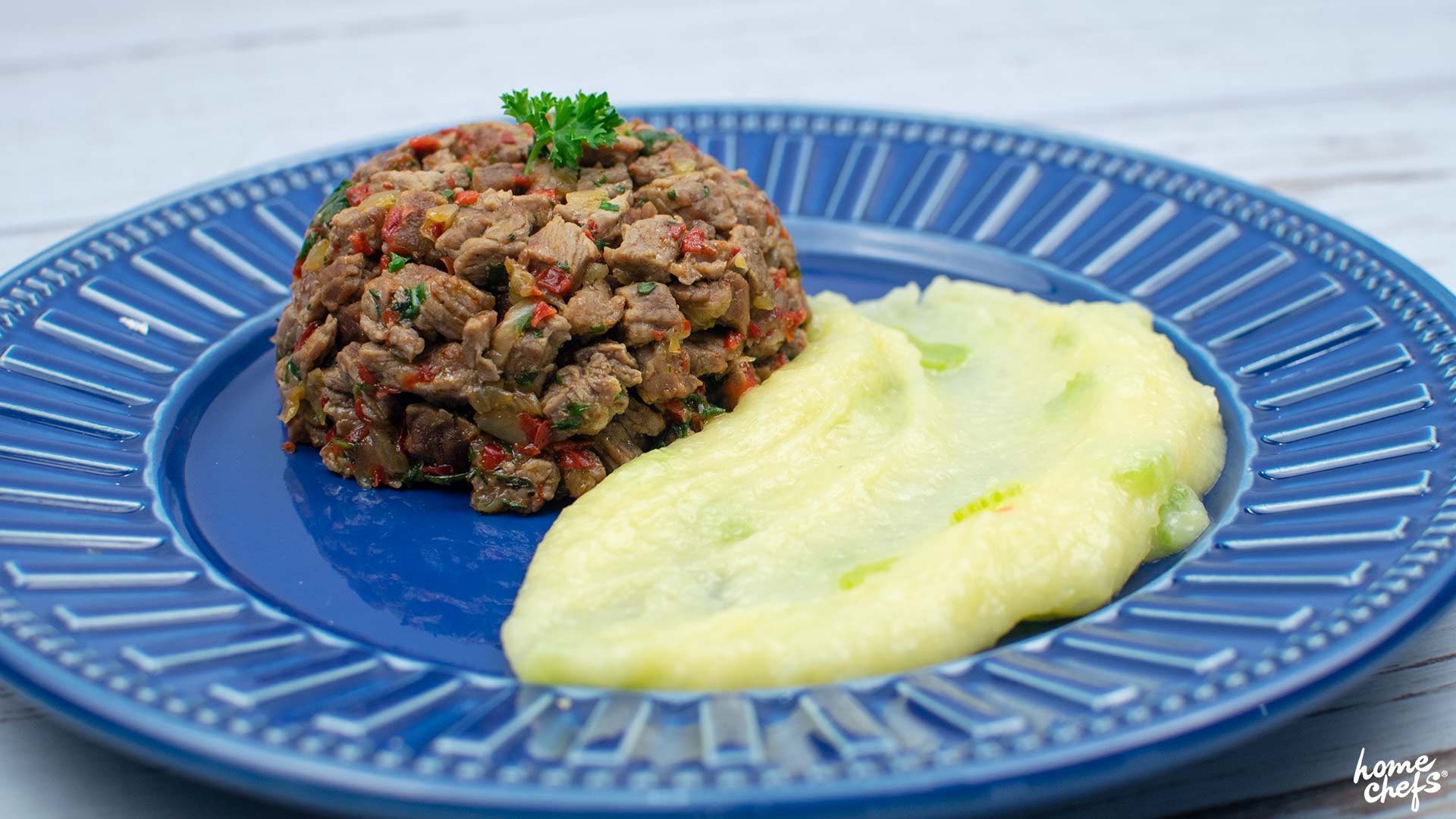 Picadinho de carne com purê de aipim com salsão